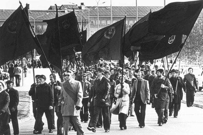 Vappumarssit ovat olennainen osa Suomen kommunistien historiaa. Arkistokuva on Rovaniemeltä. KUVA: Lapin Kansan arkisto