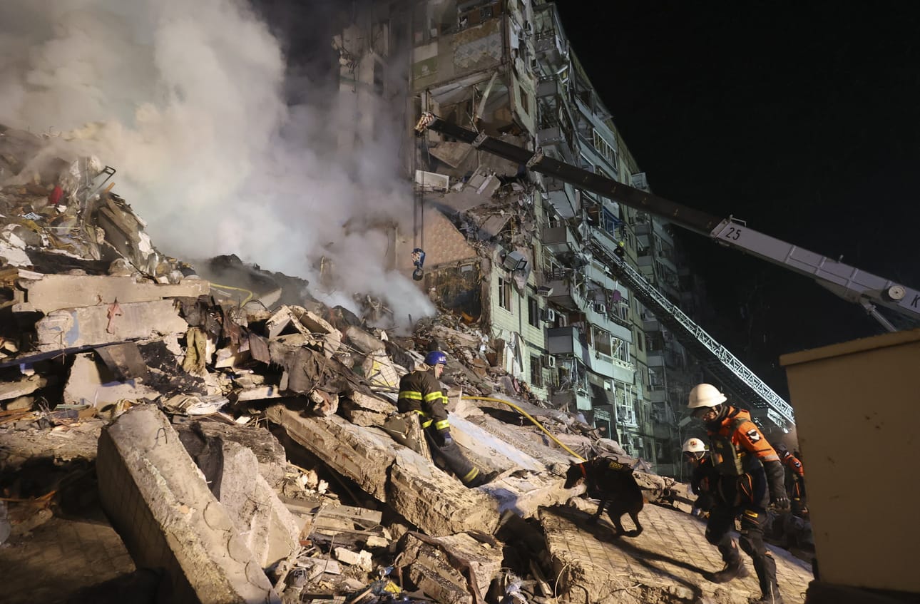 Pelastustyöntekijät etsivät uhreja Venäjän iskujen jäljiltä Ukrainan Dniprossa lauantaina.