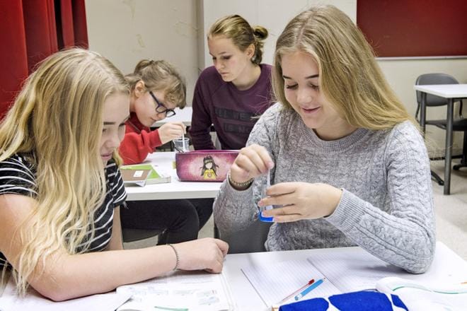 Turussa Luostarivuoren yläkoulun oppilaat tekivät kemian kokeita. Edessä ovat Miisa Söderman (vas.) ja Gilda Saarinen, takana Inkeri Suovanen (vas.) ja Venla Tanner. Kemian opiskelu ja suorittaminen lukion ylioppilaskirjoituksissa tuo keskimääräistä varmemmin opiskelupaikan yliopistossa. KUVA: Marttiina Sairanen