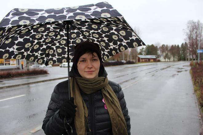 Sateisena arki-iltapäivänä Kuortaneen Keskustie oli perin hiljainen. Nita Ranta-Knuuttila ei pistäisi yhtään pahakseen, vaikka rauhallista olisi myös viikonloppuiltaisin ja -öisin. KUVA: REIJO HEIKKILÄ