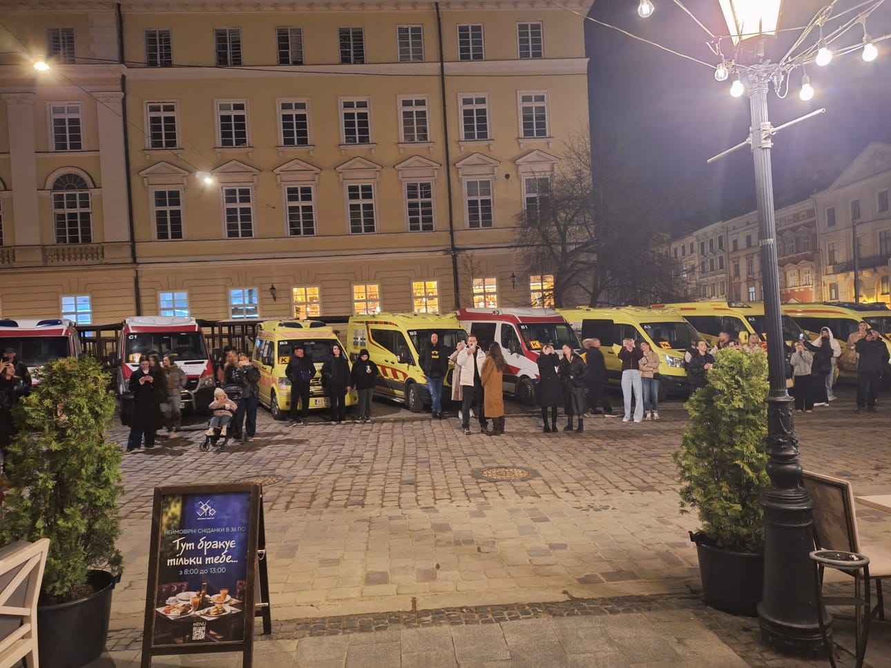 Iltakuva Lvivin torilta ambulanssikolonnan juuri saavuttua kaupunkiin.