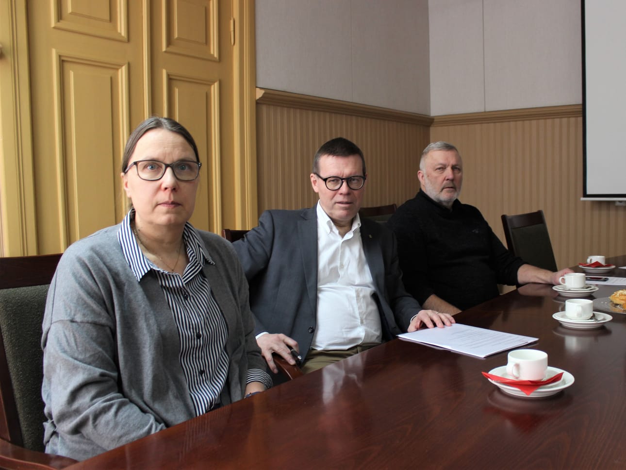 Kaskisten talousjohtaja Marja Rohula, kaupunginjohtaja Markku Lumio ja kaupunginhallituksen puheenjohtaja Jan-Anders Lundenius (r.) avasivat viime vuoden tilinpäätöslukuja tänään kaupungintalossa.