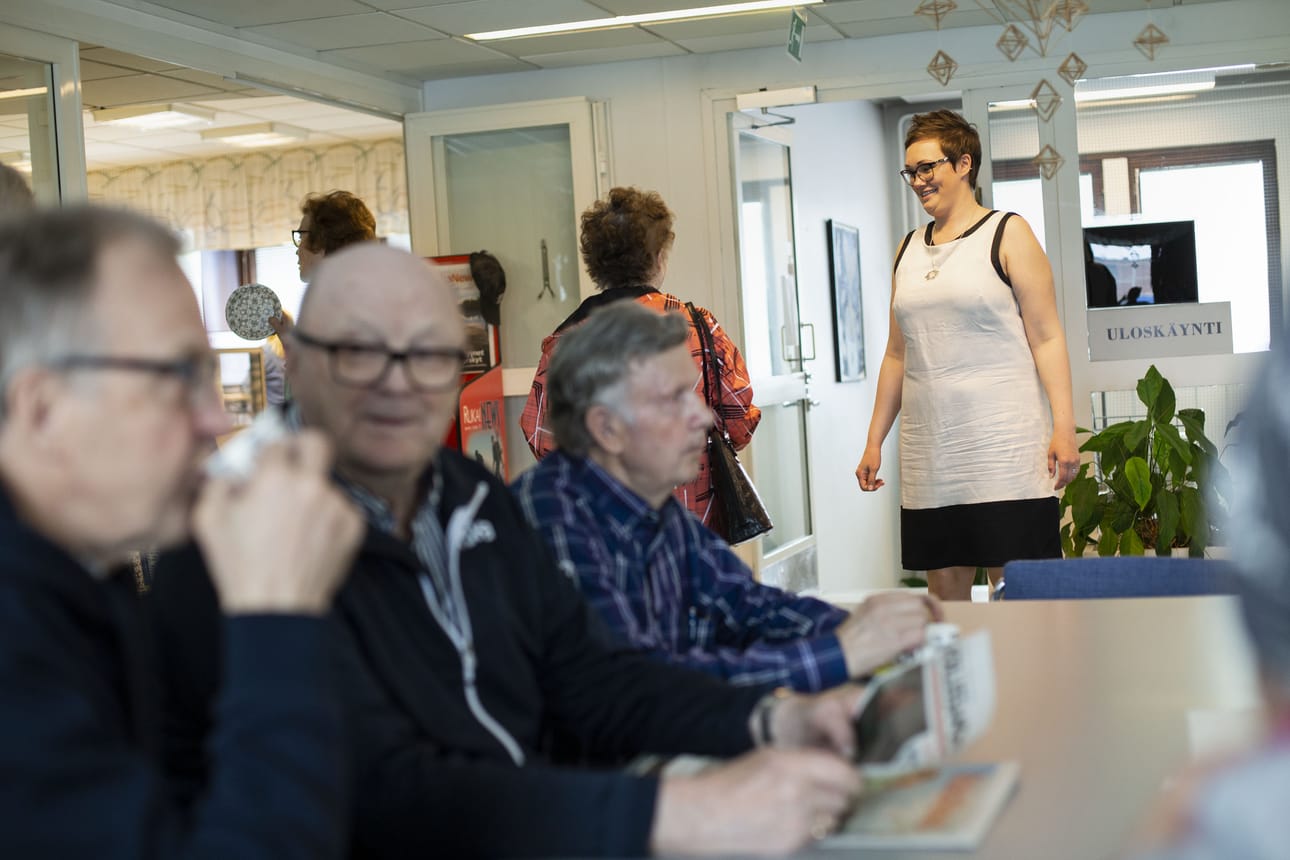 Jenny Halvari ja päätoimittajakahveilla vierrailleita Koillissanomilla torstaina.