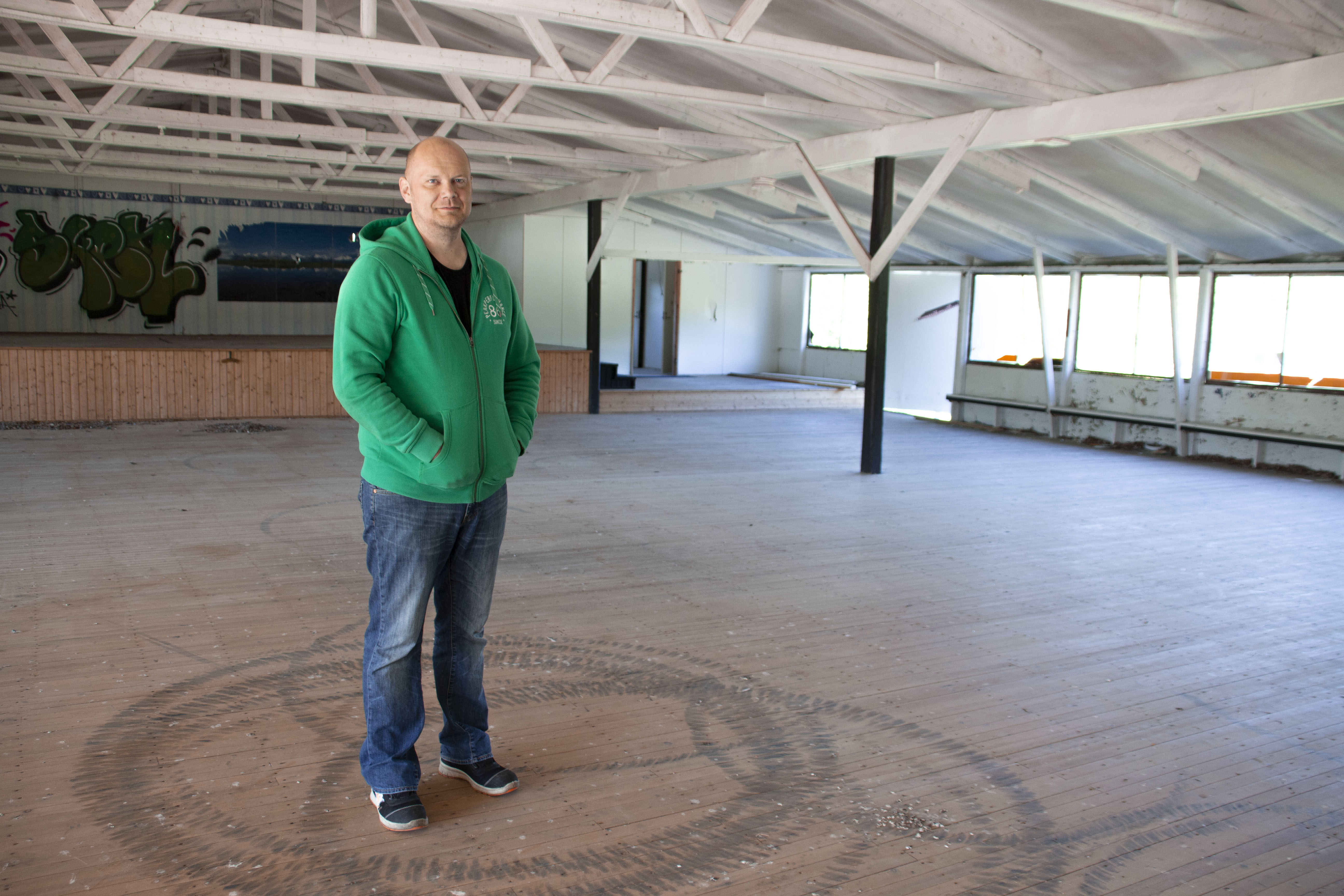 Hyttikosken tanssilava on kokenut ilkivaltaa. Rannut lattiassa kertovat, että mopoillakin on salissa rällätty.