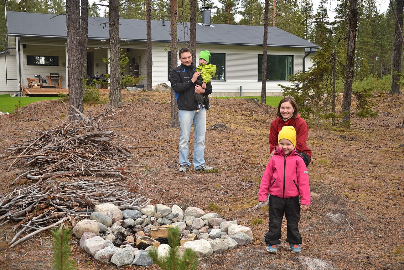 Piia ja Joni Mourujärvi viihtyvät Kuusamossa, koska luonto on heti takapihalla. Myös lapset Aino ja Juuso viihtyvät pihalla.