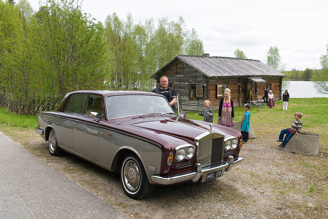 Rolls Royce Silver Shadow Taivalkosken kotiseutumuseon avajaisissa kesäkuun 4. päivänä - ja Teppo Niskasaarella riitti kyydittäviä.