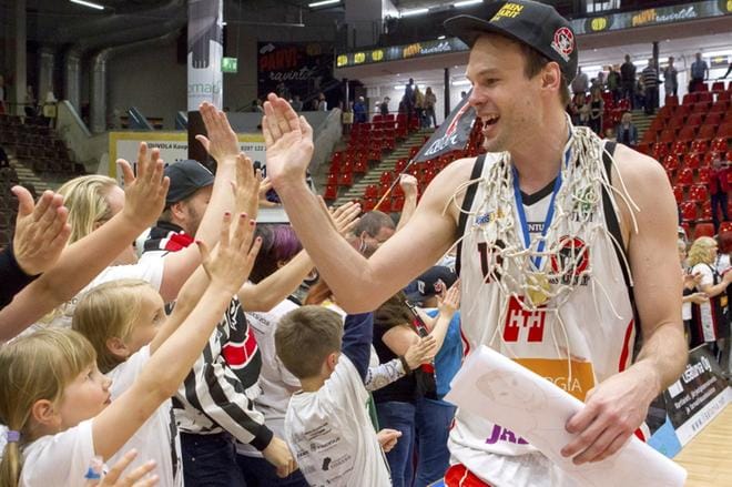 Ville Kaunisto juhli viime keväänä koripallon Suomen mestaruutta. Kuva: Sakari Kouti/Arkisto