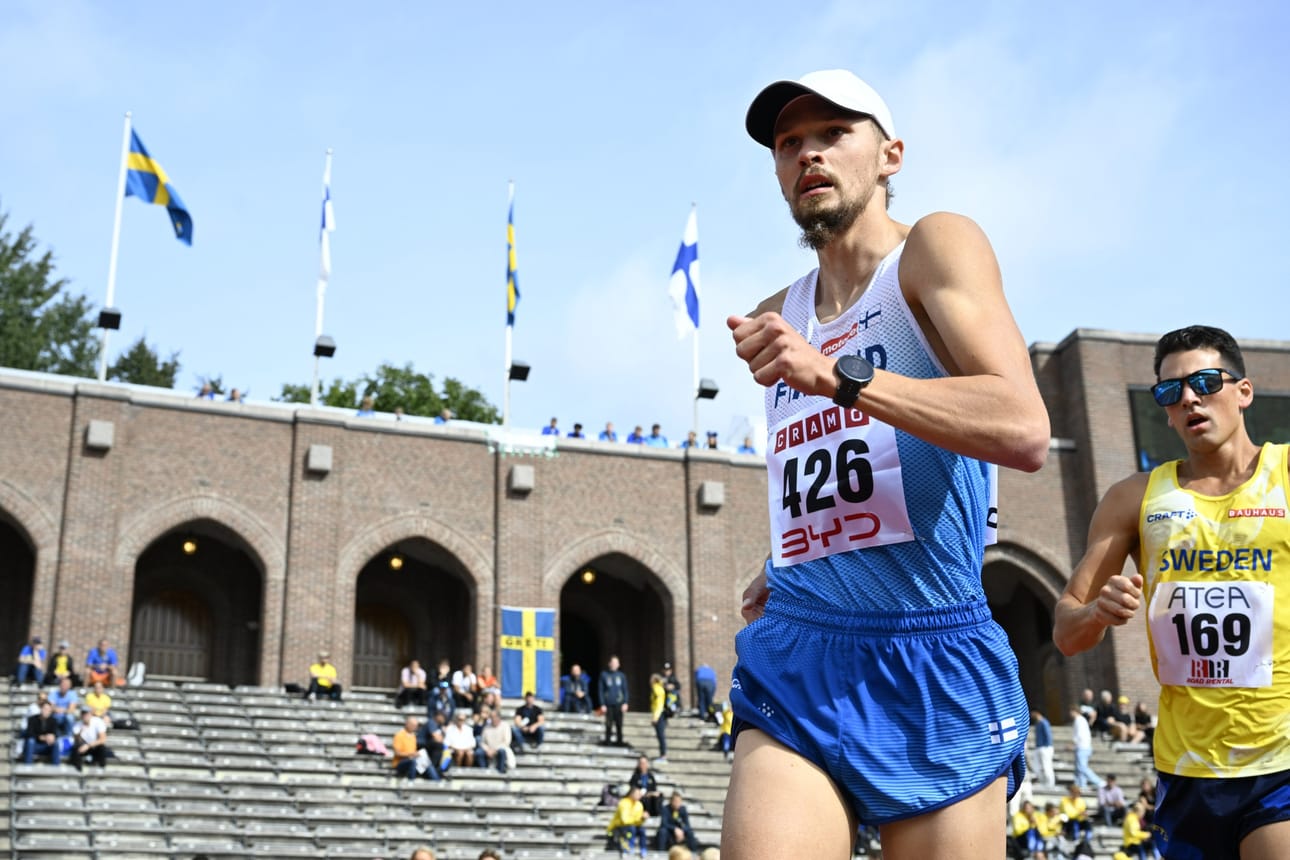 Suomen Aleksi Ojala ja Ruotsin Perseus Karlström 10 kilometrin ratakävelyllä Tukholmassa. LEHTIKUVA / Emmi Korhonen