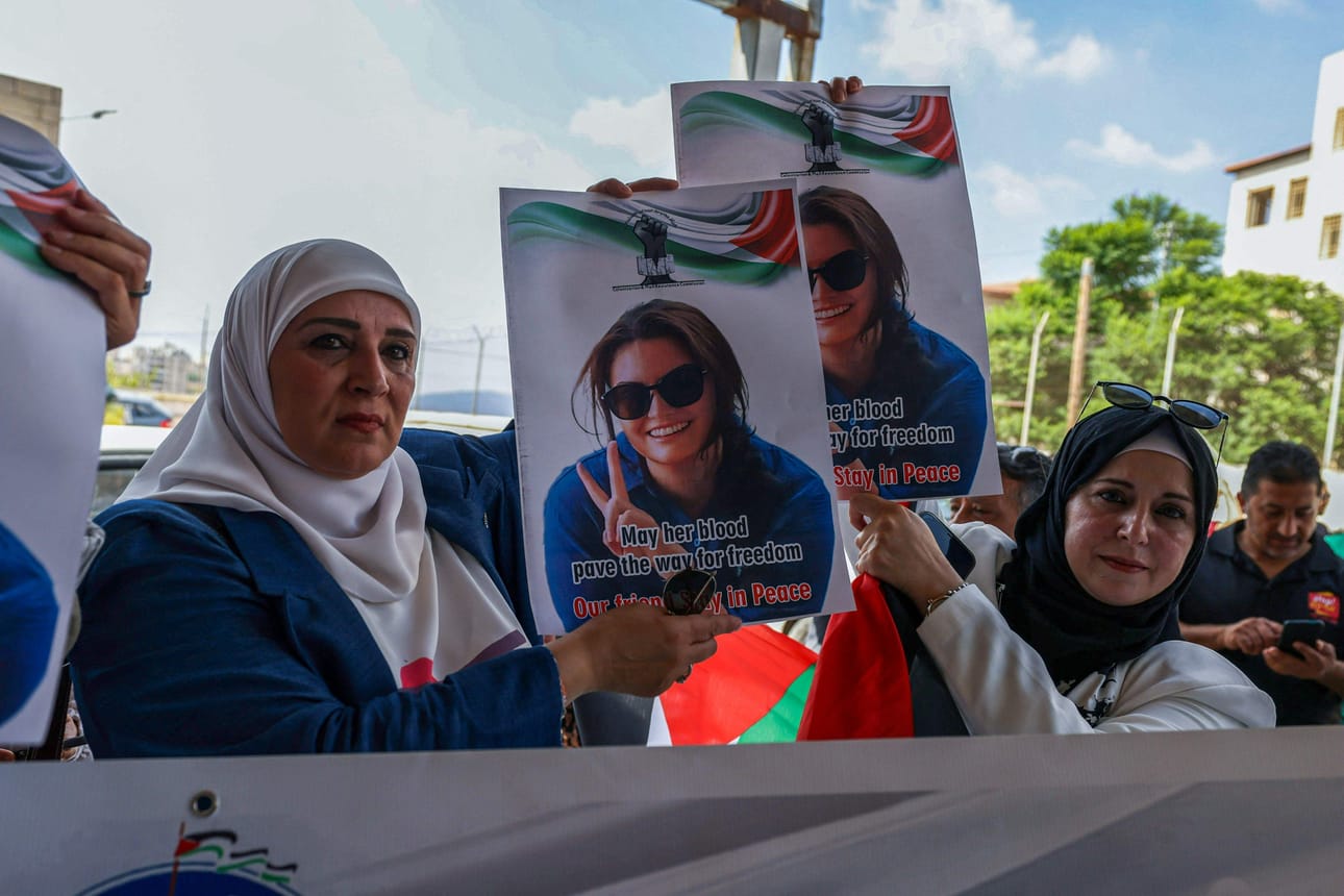 Israelin armeijan mukaan 26-vuotiaan Aysenur Ezgi Eygin kuolema Israelin siirtokuntia vastustavassa mielenosoituksessa oli vahinko. Tämän kuvaa kannettiin sunnuntaina Nablusissa. LEHTIKUVA / AFP