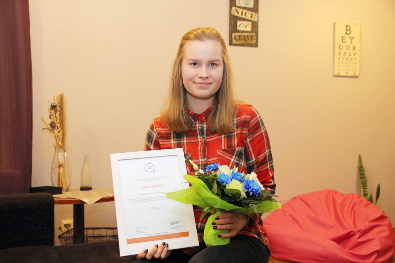 Ruukkilainen Hanne Mällinen sai kunniakirjan ja kukat nuorisotalo Ruorin avajaisissa maanantaina.