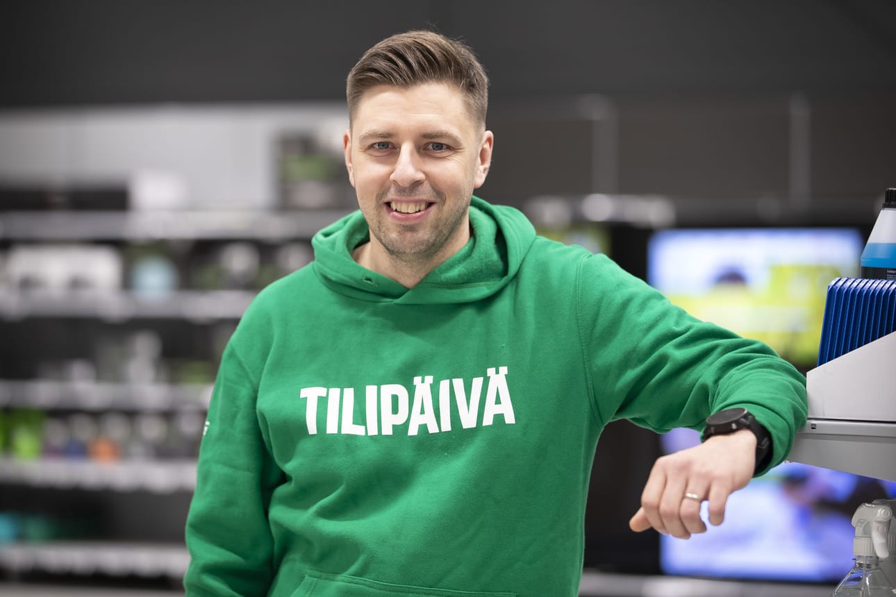 Prismajohtaja Juha-Pekka Mäkelä kokee haravoinnin etäiseksi puuhaksi, kun taas puiden pilkkominen ja marjastus ovat enemmän hänen mielipuuhiaan.