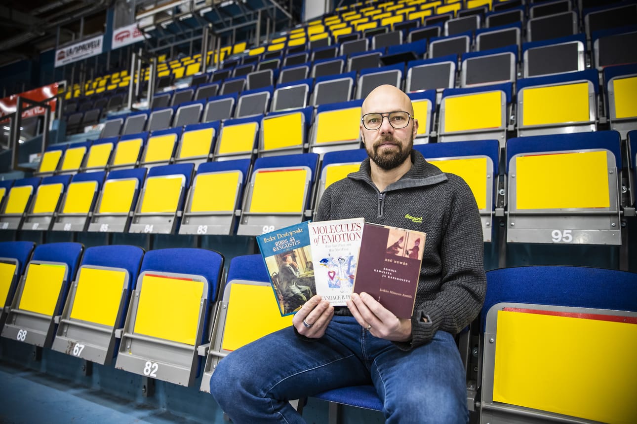 Kärppien valmentaja Toni Sihvonen on monipuolinen lukija. Kiekkomies tarttuu kirjoihin päivittäin.