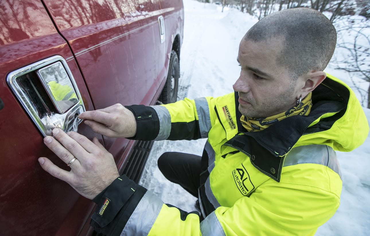 Talvella ei kannata laittaa käynnissä olevan auton ovea kiinni kun tulee ulos autosta, sillä ovet saattavat mennä lukkoon. Hälytyksiä lukkoon menneistä ovista tulee lähes päivittäin, kertoo lukkospesialisti Antti Hartikainen.