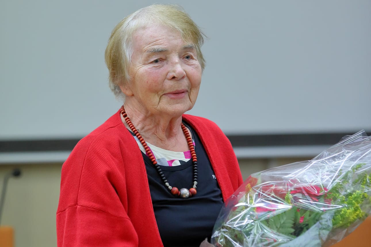 Aino Pyhäluoto kukitettiin MTK Pyhäjoen kunniajäseneksi.