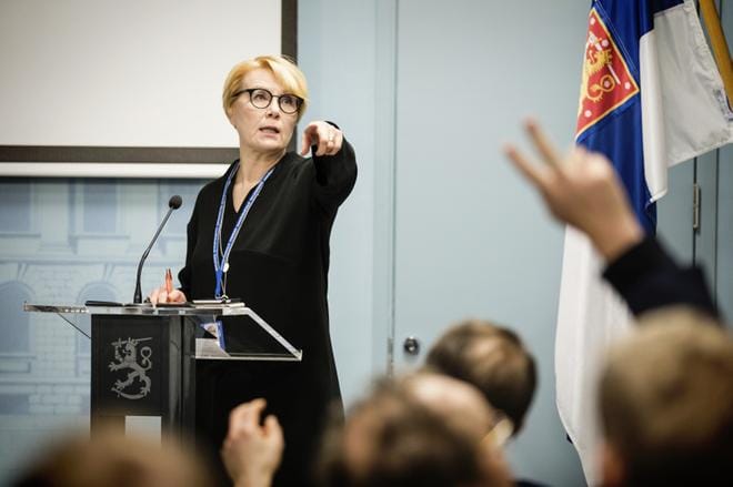 Valtioneuvoston viestintäjohtaja Päivi Anttikoski kertoo, että Suomeen perustetaan nyt ensimmäistä kertaa koronakriisin jälkeiseen aikaan ja valeuutisoinnin estämiseen keskittyvä strategisen viestinnän tiimi. Arkistokuva: Valtionneuvoston kanslia