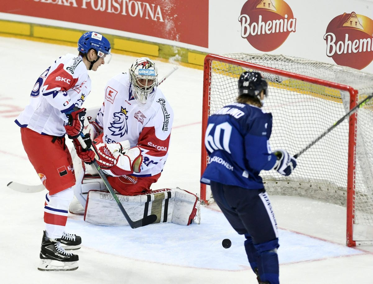 Suomen vei ennen avauserän puoliväliä 1–0-johtoon Markus Granlundin syötöstä ykkösketjun keskushyökkääjä Sakari Manninen. LEHTIKUVA / MICHAELA RIHOVA