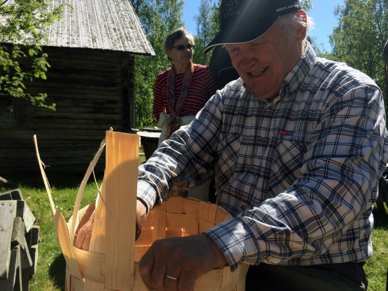 Leevi Suonnansalo on valmis opettamaan pärekorien tekoa myös nuorille, jos innokkaita oppilaita löytyy.