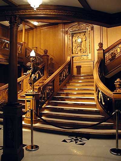 Toivo Sukari haluaa kopion Titanic-laivasta Kiiminkiin. Kuva on Pariisin Titanic-näyttelystä, jossa oli täydellinen kopio Titanicin loisteliaista rappusista, jotka johtivat ruokasaleihin.