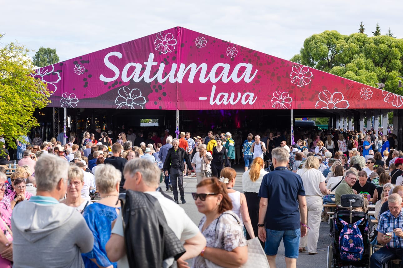 Tangokadun portit aukesivat torstaina kahdelta ja alue täyttyi ihmisistä jo aikaisin iltapäivällä.
