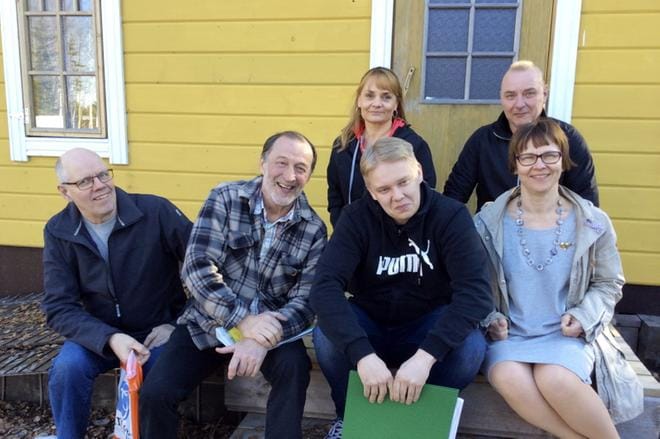 Osa HET- teatterin näyttelijöistä ja ohjaaja harjoitusten tauolla. Kuvassa vasemmalta takaa Tarja Kultavuori, Jouni Leppäaho ja edestä vasemmalta Hannu Muhonen, ohjaaja Veli- Pekka Halmila, Paavo Matintupa ja Päivi Muhonen.