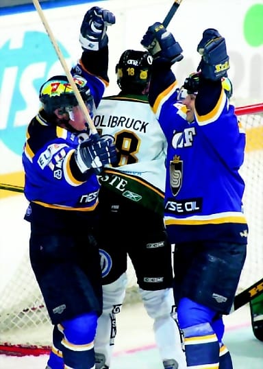 Blues-juhlaa. Joakim Eriksson ja Ladislav Kohn juhlivat ottelun ratkaisumaalia.