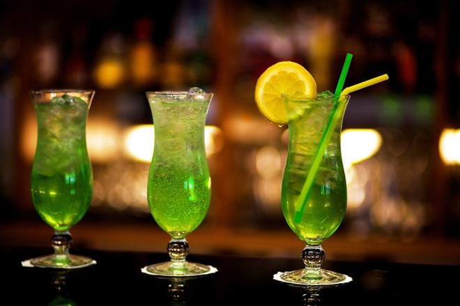 Illan viimeinen drinkki voi vaihtua aamiaiseksi. Tilattua juomaa voi siemailla tunnin ajan valomerkin jälkeen. KUVA: EETU SILLANPÄÄ