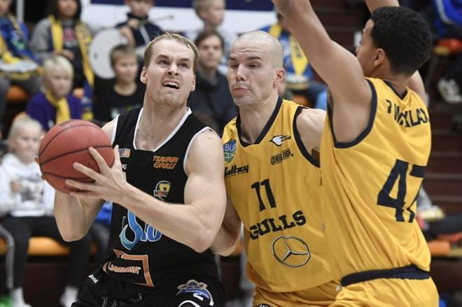 Kobrien Lauri Toivonen (vas.) oli liian vahva Seagullsin Tuukka Kotille (kesk.) ja Ricky Waxlaxille. KUVA: LEHTIKUVA/HEIKKI SAUKKOMAA
