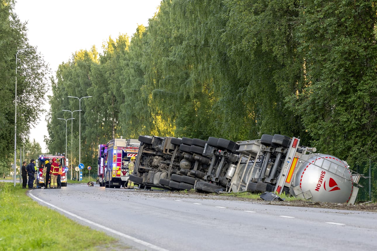 Säiliöauton kuljettaja pelastettiin autosta ja hän selvisi tilanteesta loukkaantumatta.