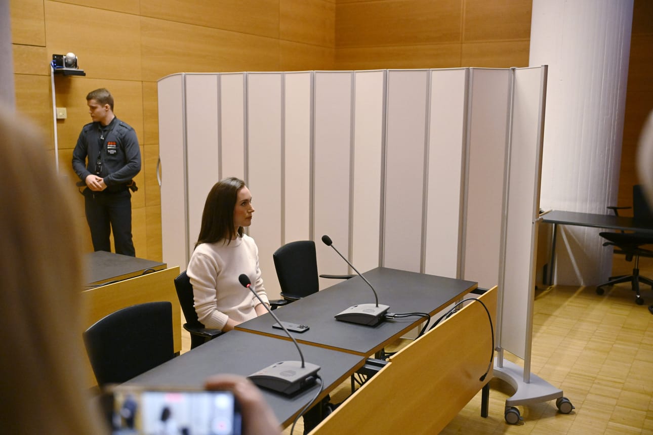 Entinen pääministeri Sanna Marin perjantaina Helsingin käräjäoikeudessa. Käsittelyn ajaksi oikeussali oli jaettu sermillä kahtia, että Marin ja mies, jolle hän hakee lähestymiskieltoa, eivät nähneet toisiaan. LEHTIKUVA / Antti Aimo-Koivisto