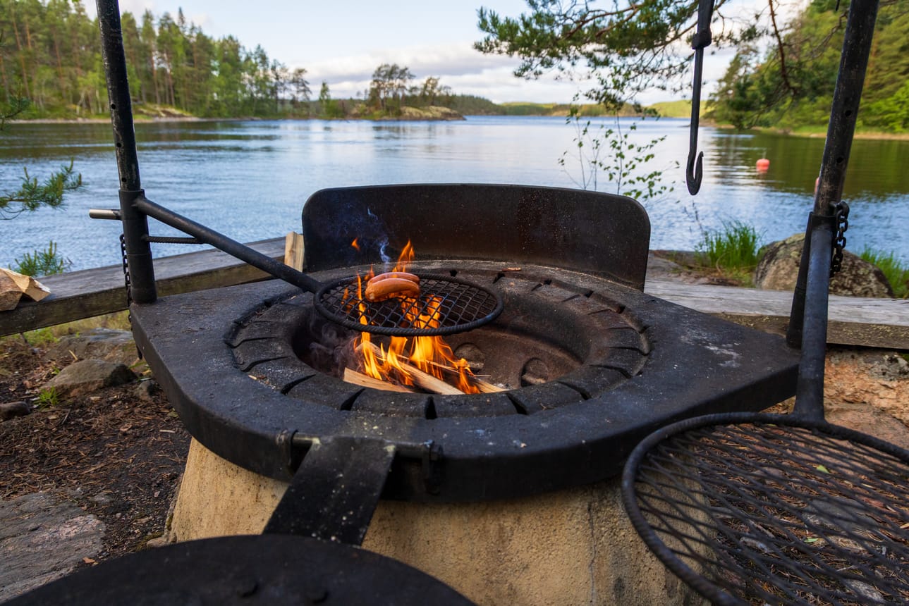 Myös tulisijan rakenne vaikuttaa polttopuun menekkiin. Pienikin nuotio tuottaa riittävästi kuumuutta retkieväiden lämmitykseen, jos tulipaikan ritilän saa laskettua matalalle.