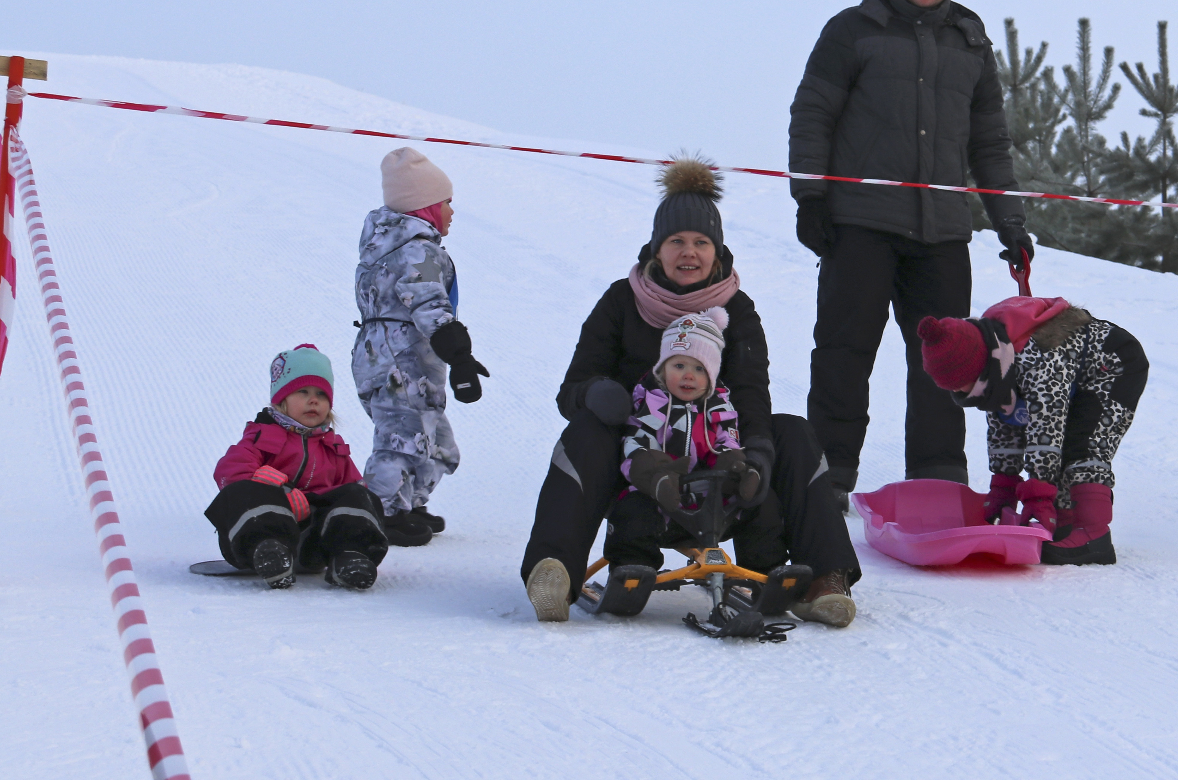 Emma ja Anni testasivat rinteeseen rajatun pulkkamäen äitinsä Vuokko Sanaksenahon kanssa. Tytöt osallistuivat myös pulkkakisailuun ja saivat palkinnoksi lakupötköt.