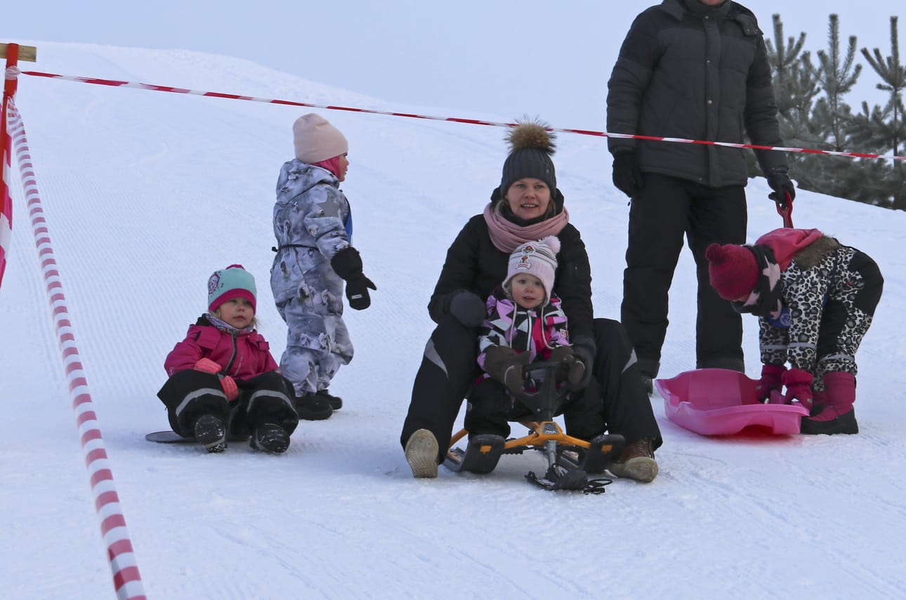 Emma ja Anni testasivat rinteeseen rajatun pulkkamäen äitinsä Vuokko Sanaksenahon kanssa. Tytöt osallistuivat myös pulkkakisailuun ja saivat palkinnoksi lakupötköt.