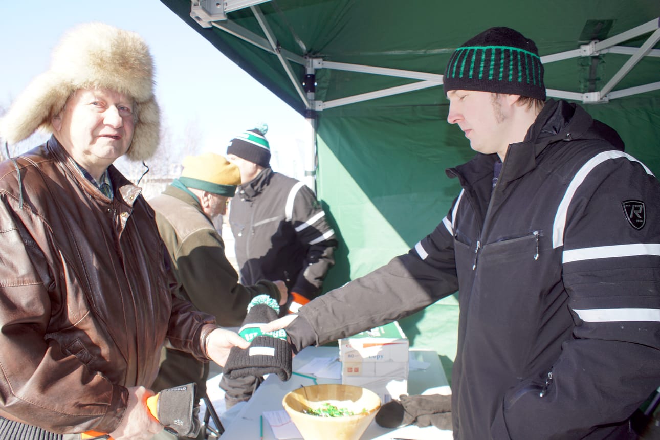 Leo Kujala pistäytyi Pölkky Metsän kojulla Vilho Koivistoa jututtamassa.