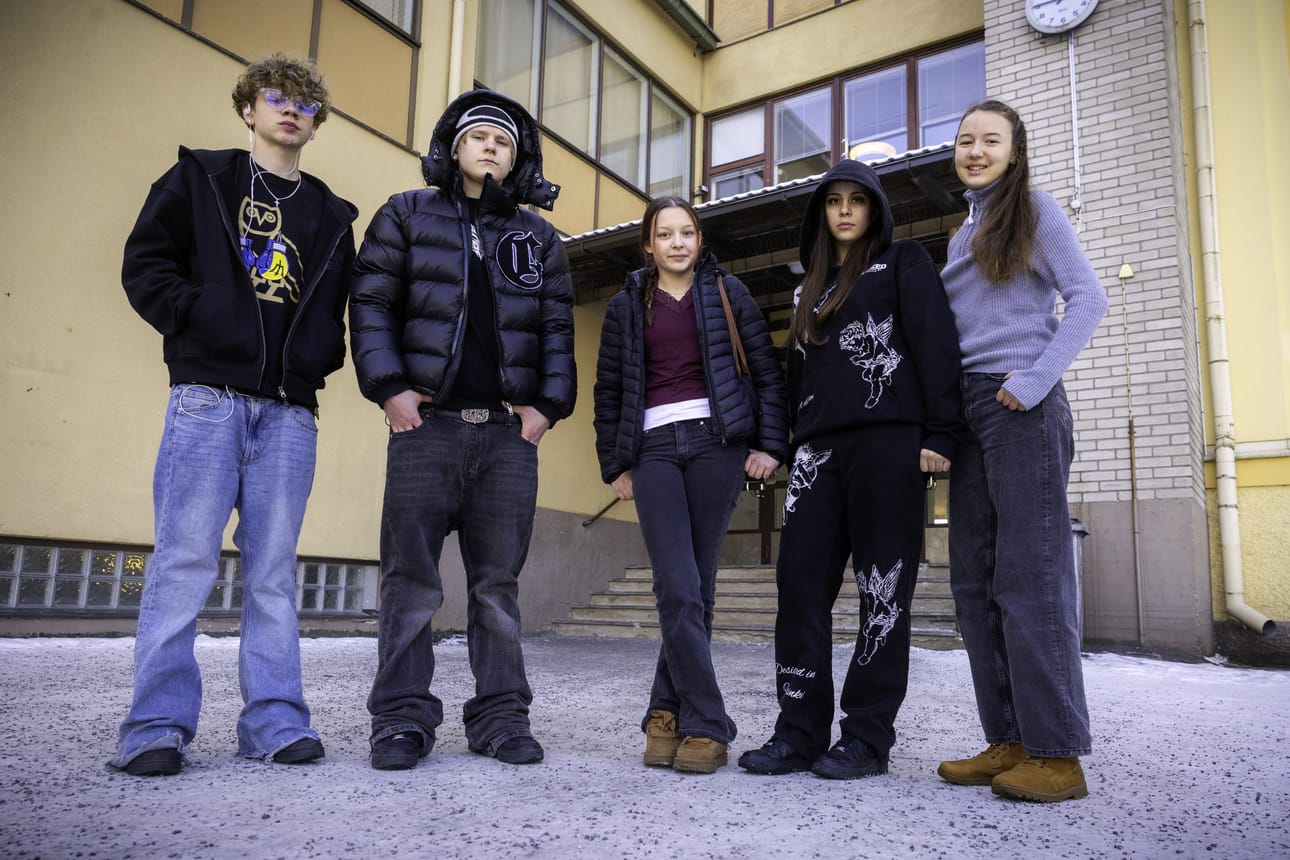 Eemeli Hahto (vas.), Elmeri Sulkakoski, Anni Lehtinen, Mina Linsa ja Darja Tetorkina pitävät kaikki monista merkkivaate brändeistä, mutta käyttävät niitä eri syistä tai määrissä.