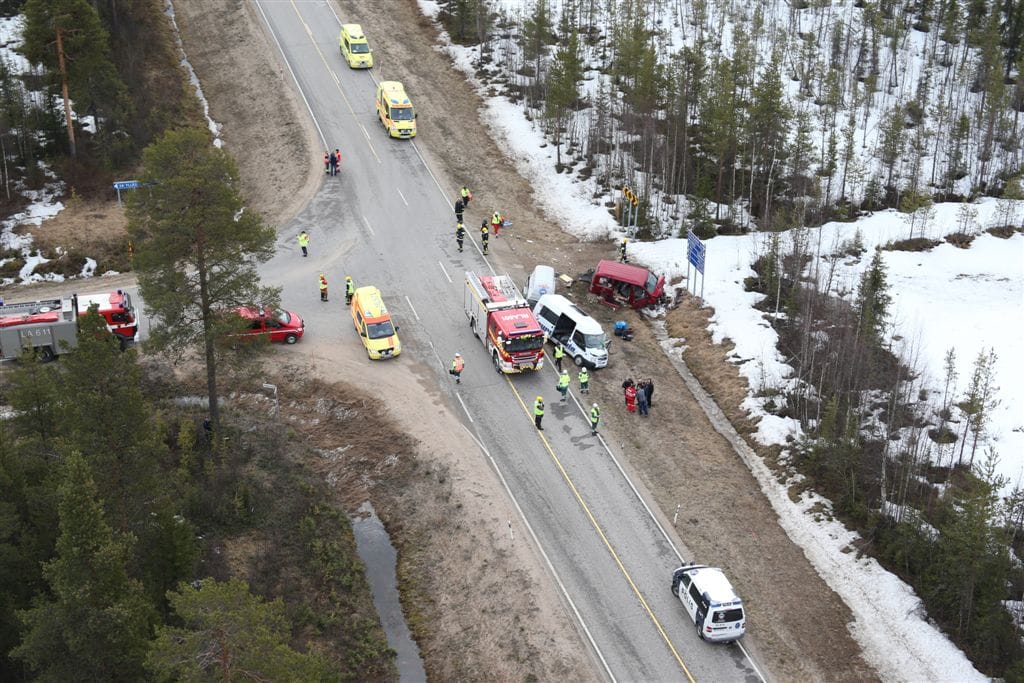 Kolarissa olivat poliisin mukaan osallisena minibussi, jossa matkusti yhdeksän hengen suomalaisryhmä, sekä Transporter-pakettiauto, jossa oli kuusi liettualaista.
