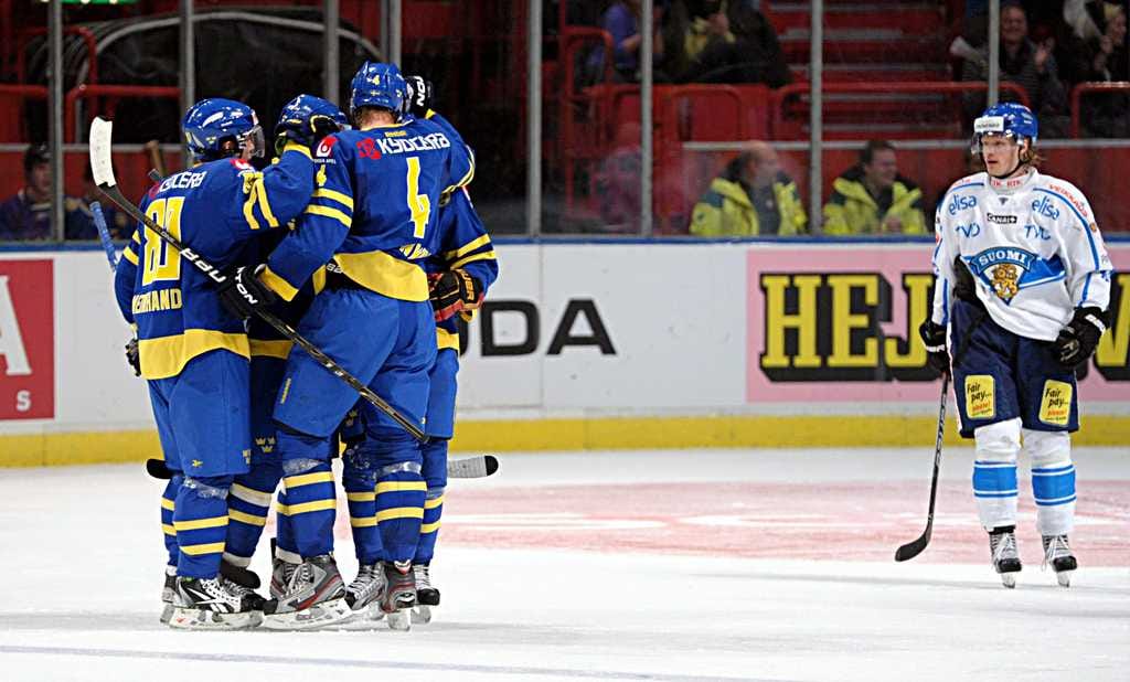 Leijonien Jani Tuppurainen katseli vierestä ruotsalaisten maalijuhlia.