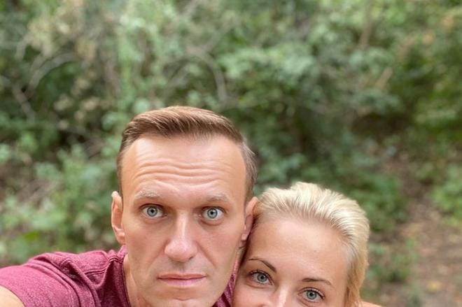 Tuoreessa Instagram-päivityksessään Aleksei Navalnyi halaa vaimoaan Juliaa ja kiittää "tuntemattomia ystäviä". –Te olette hyviä ihmisiä." KUVA: epa08695885