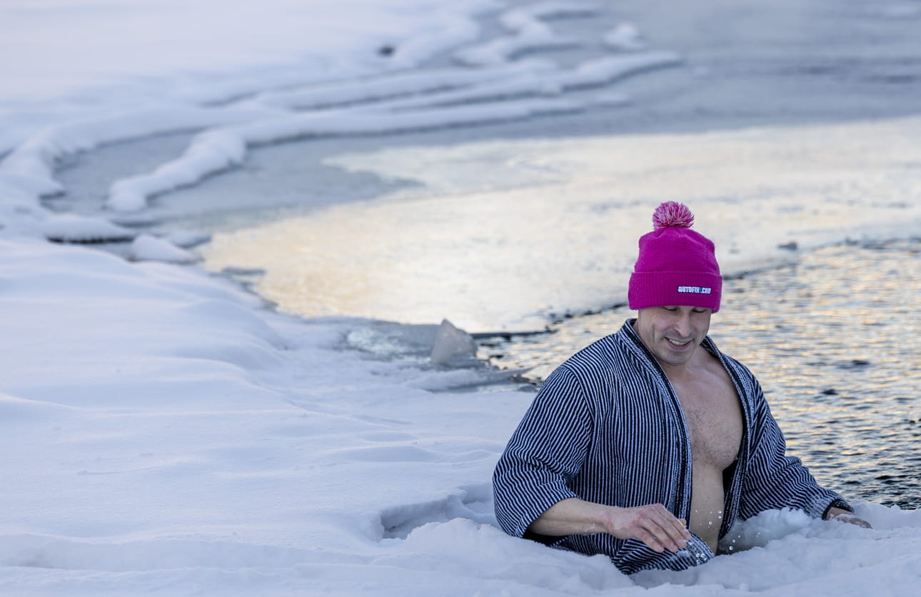 Toivo Säily on siedättänyt itsensä avantouimariksi, vaikka kylmä vesi ei ole miehen suosikkijuttuja.