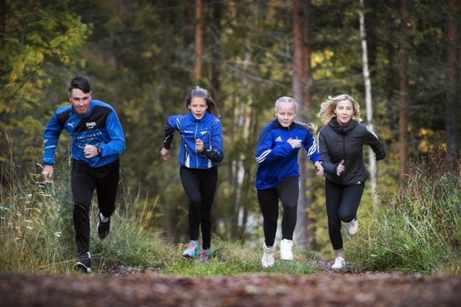 Vähänkyrön Viestin nuoret urheilijat Tommi Lintala, Sirja Tyystjärvi, Helmi Syri ja Siina Sahlberg ottavat vauhtia Saarenpään kuntoradalla. KUVAT: JARNO PELLINEN