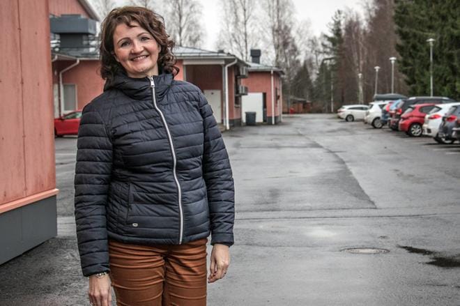 Teuvan yhtenäiskoulussa opettajana työskentelevä Tuula Pukkala asuu perheineen Närpiössä aivan Kurikan Jurvan rajalla. Hänen mielestään Närpiössä saa suomeksi hyvin palveluja ja tilanne on parantunut paljon verrattuna siihen, mikä se oli 25 vuotta sitten. KUVA: JORMA HAVULA