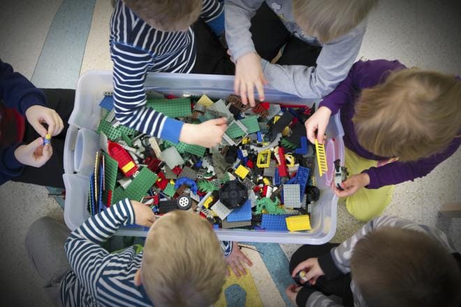 Oikeus hyvään lapsuuteen kuuluu kirjoittajien mielestä kaikille lapsille. KUVA: JUSSI ASU