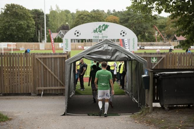 EIF:in pelaajat menossa kentälle lämmittelemään. Kuva: Jussi Helttunen