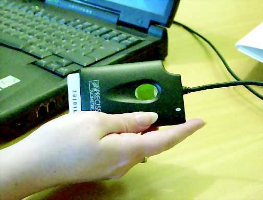 Sormesta jälk i. Biometrisessä tunnistuksessa tunnusluvun korvaa sormenjälki. Prosessorisiru vertaa annettua sormenjälkeä kortille tallennettuun sormenjälkitietoon.