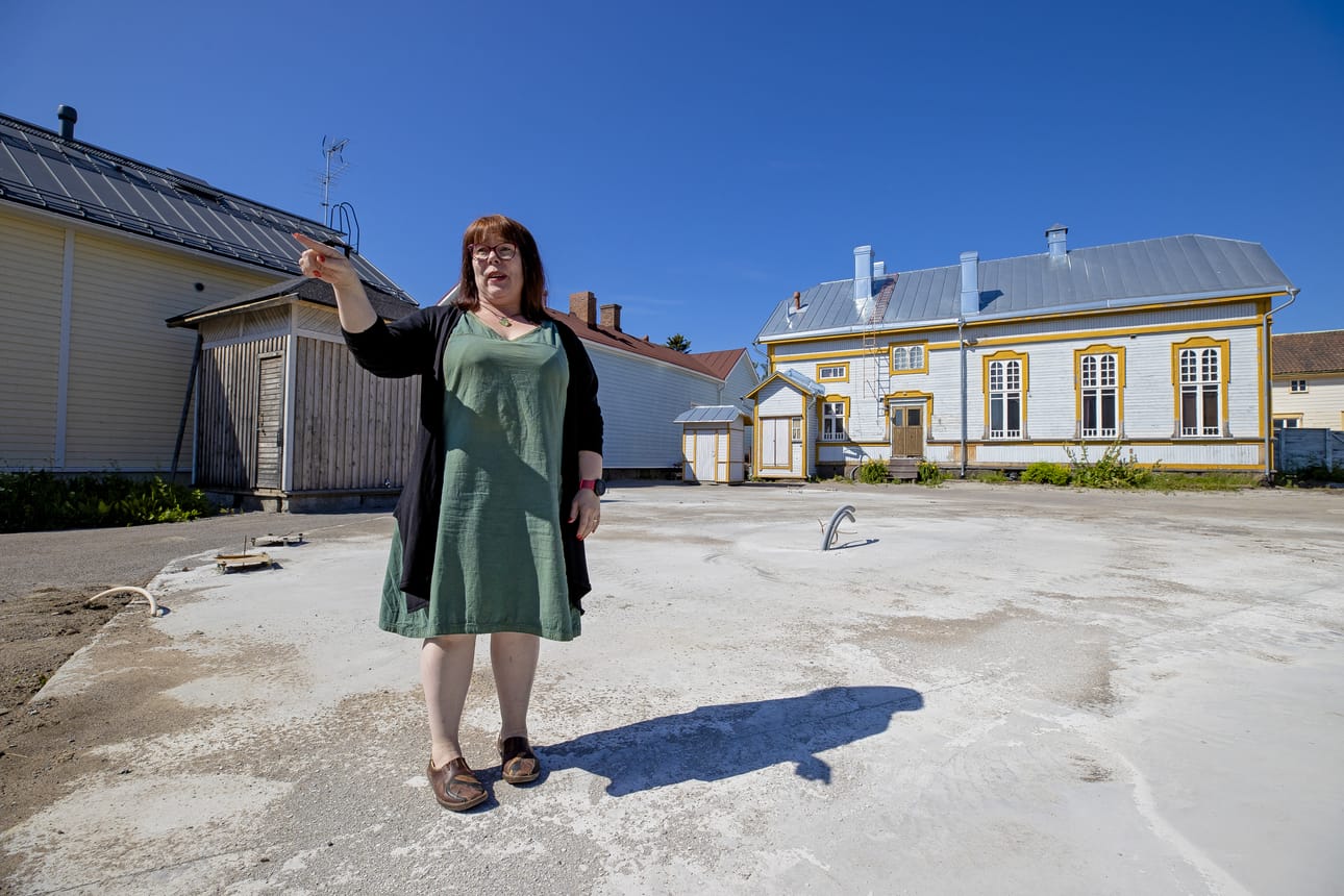 Riikka Kononen kertoo, että katoksen valmistaa ScanHall. Sama yritys valmistaa myös esimerkiksi Kaustisen kansanmusiikkijuhlien telttakatokset.