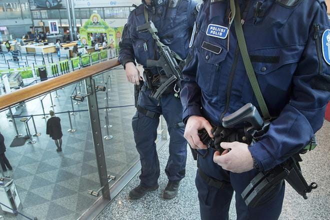 Poliisit kantoivat viime pääsiäisen aikana näkyvästi tukiaseinaan käyttämiään konepistooleita Helsinki-Vantaan lentoasemalla. KUVA: Mauri Ratilainen, arkisto