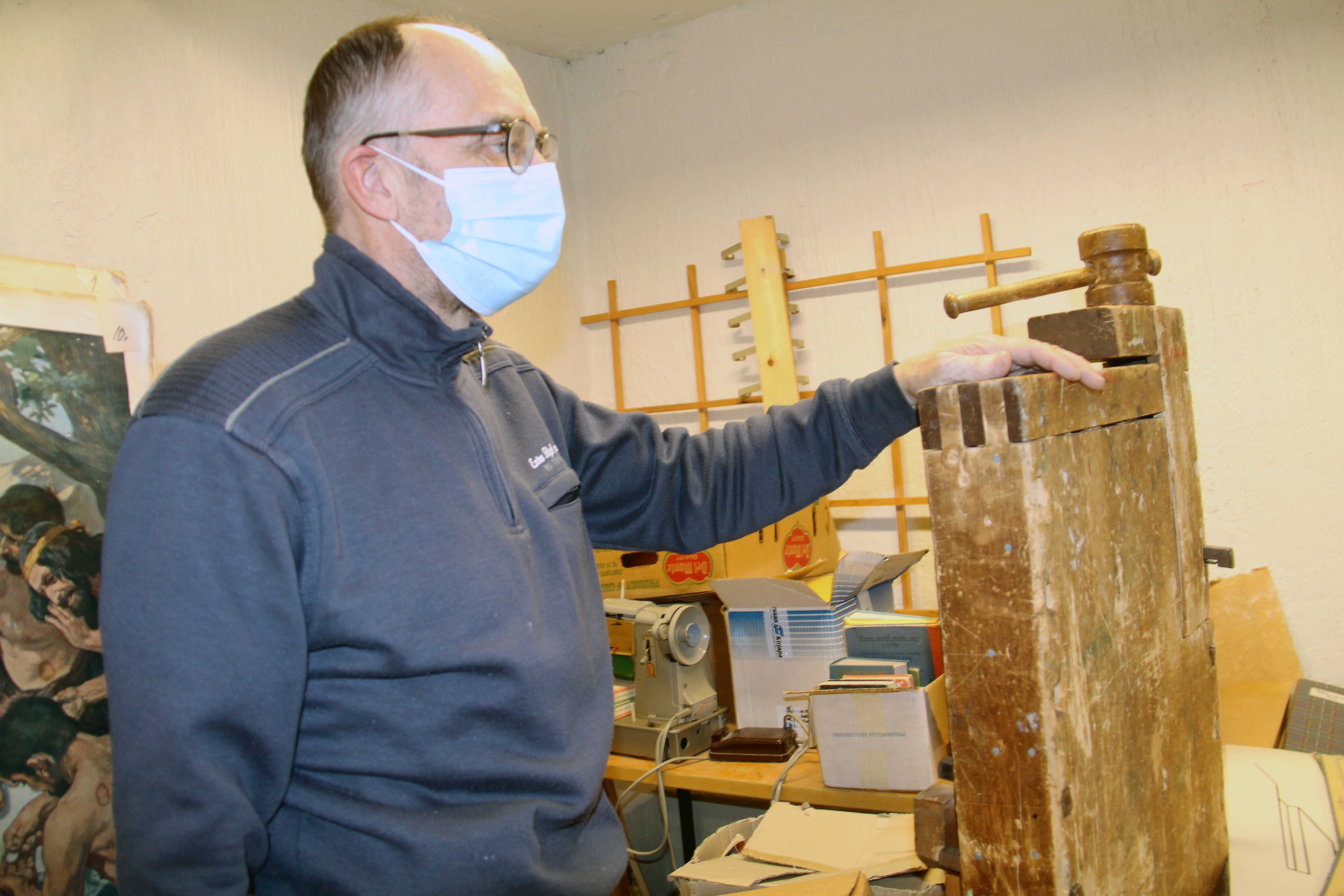 Tuomo Kontion matkassa kellarin uumenissa: Juho Oksan koulun alakerrassa on tallessa Oulaisten koulujen historia