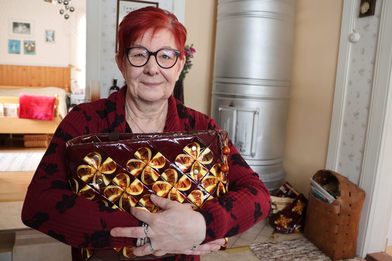 Annikki Välikorpi suunnittelee kuviollisia kahvipussitöitä ja opettaa niiden tekemistä Kurikan kansalaisopistossa.