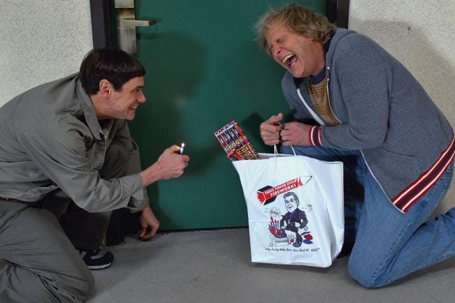 Jim Carrey ja Jeff Daniels ovat jälleen Lloyd ja Harry. Nuija ja tosinuija kaks -elokuvassa kaksikko etsii Harryn adoptoitavaksi annettua tytärtä. KUVA: Nelonen