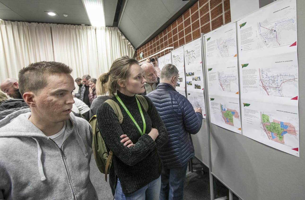 Jussi Vaara ja Miriam Putula tutustuivat Linnanmaan-Kaijonharjun kaavarunkosuunnitelmiin yliopistolla torstaina. Yleisötilaisuus houkutti paikalle satakunta kiinnostunutta.