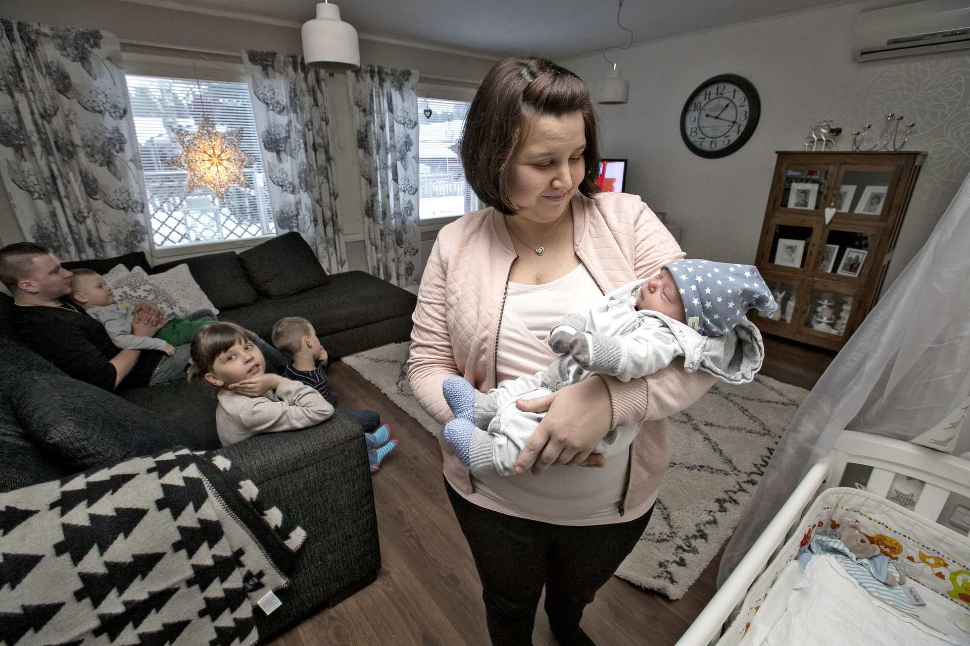 Kun ei mitään ongelmia ilmaantunut, kotiutui äiti vauvoineen jo keskiviikkona kotiin, parin päivää synnytyksestä. Pojan syntymäpaino oli 3140 grammaa ja pituutta mitattiin 50 senttiä.
